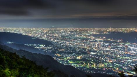 Vue sur Kobe de nuit, au sommet du Mont Maya