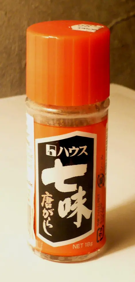 Un flacon de Shichimi-togarashi