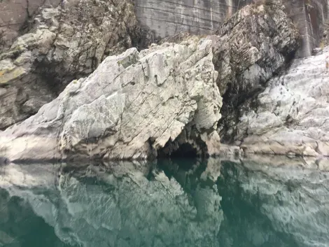 Les rochers qui se reflètent dans l'eau émeraude