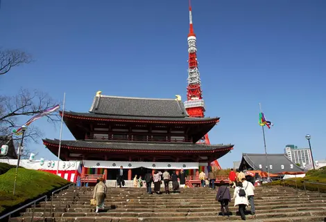 Berühmtes Bild des Tempels Zojo-ji mit Tokyo Tower