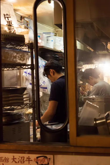 Cuisine d'un petit restaurant sous une voie ferrée