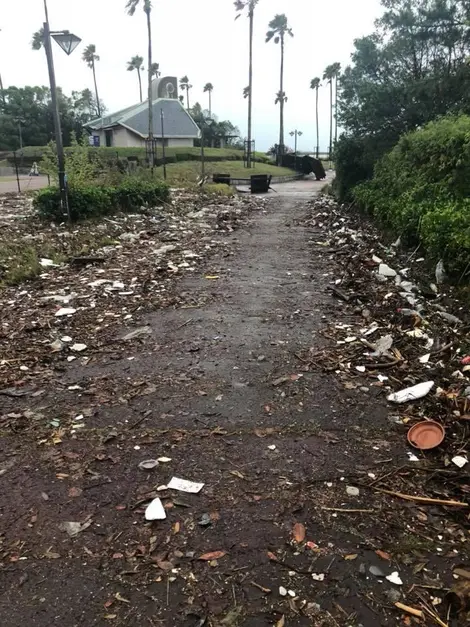 Les détritus laissés après le retrait de l'eau