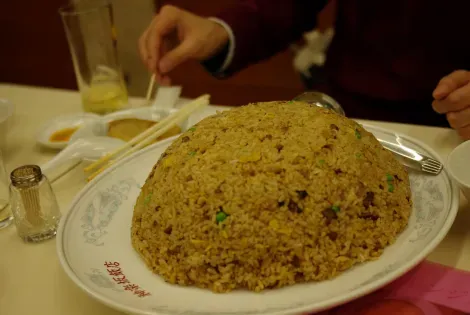 Le plat de riz sauté géant de Kagurazaka Hanten
