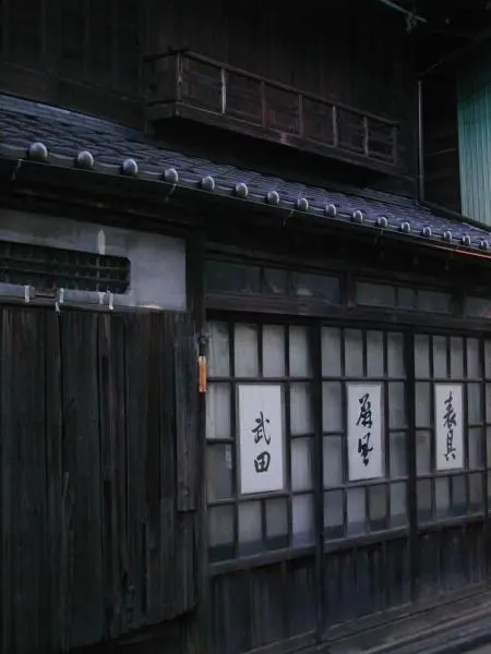 Une façade de maison à Nezu