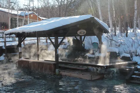 'Ashiyu' (bain de pieds) dans les eaux sulfureuses de la rivière Kawayu 