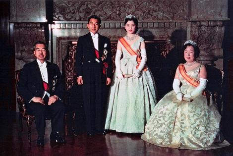 Les empereurs Hirohito et Akihito accompagnés de leurs épouses