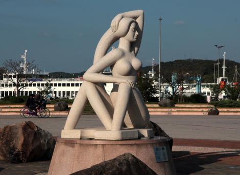 Sculpture dans le port de Uno