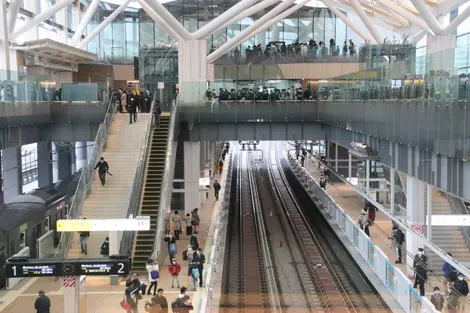 L'intérieur de la gare Takanawa Gateway sur la Yamanote Line au sud de Tokyo