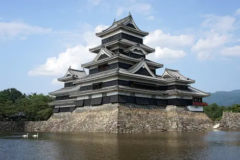 Se dice que el castillo de Matsumoto "cuervo negro" es hermano del castillo de Himeji "garza blanca"