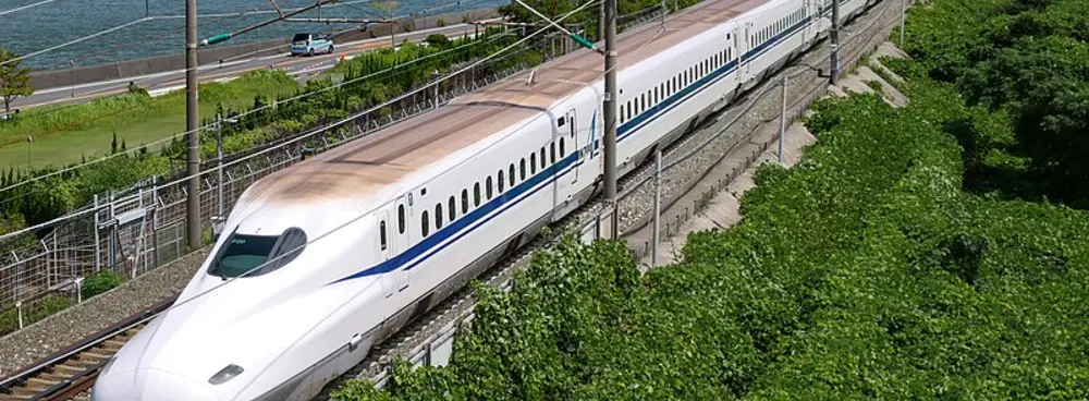 Shinkansen Nozomi circulant en extérieur