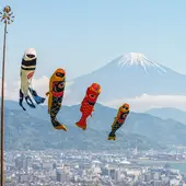 Koinobori flottant dans le ciel devant le Mont Fuji