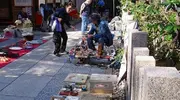 Vendedores en el mercado de las pulgas del santuario Ohatsu Tenjin.