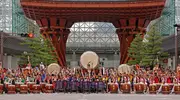 Tocadores de Taiko frente a la estación de Kanazawa.