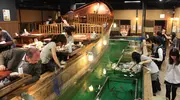 Epiez, pistez, surveillez votre proie, elle ne vous échappera pas ! Au restaurant Fishing Zauo, il faut pêcher son repas