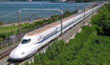 Shinkansen Nozomi circulant en extérieur 