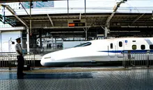 Shinkansen à quai au terminal de Shin-Osaka