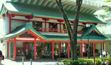 Sul viale Omotesando, l'Oriental Bazaar attira l'attenzione per colori vivaci e la facciata asiatica.
