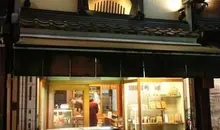 Desde 1717 la vitrina de la tienda Yonoya Kushiho ilumina a Asakusa con su simplicidad.