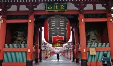 The kamiramon, thunder gate marks the entrance to the Senso-ji temple in Asakusa (Tokyo).