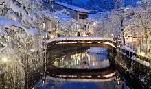 Neige et source chaude, contraste typique des onsen japonais.