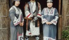 Des Aïnous en costume traditionnel