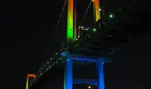 Bleu, vert, rouge, le Rainbow Bridge de Tokyo porte bien son nom. 