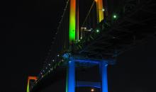 Blu, verde, rosso, il Rainbow Bridge di Tokyo porta bene il suo nome.