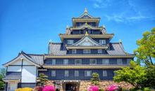 Negro, blanco y dorado son los colores del Okayama-jo, castillo del siglo  XVI, destruido y reconstruido múltiples veces.