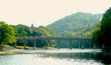 Le pont Uji-bashi mène au mystérieux sanctuaire d'Ise.
