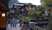 Ballade en yukata (kimono léger) le long de la rivière Kurokawa, qui donne son nom à cette célèbre station thermale d'Aso.