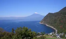 La côte orientale d'Izu offre des paysages marins de toute beauté, avec en fond, la silhouette du Mont Fuji.