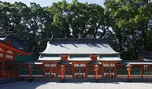 Das zinnoberrote Heiligtum Kumano Hayatama Taisha in Shingu