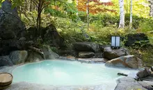 Un rotenburo (onsen en extérieur) pouvant être réservé pour un usage privé