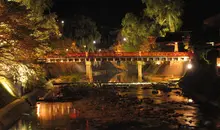 El puente de Nakabashi en Hida Takayama, iluminado.