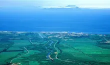 A 24 kilomètres de la côte de Shibetsu se dresse l'île Kunashiri