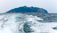 L'île d'Okinoshima (préfecture de Fukuoka, Kyushu) vue depuis la mer