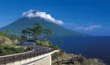 Une route au pied du mont Kaimondake, sur l'île de Kyushu