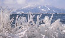 Le lac Inawashiro et ses sculptures de glace