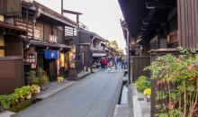 Une rue de maisons traditionnelles à Takayama 