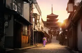 Llegada a Japón: Kyoto y la pagoda de Yasaka al sol naciente