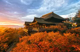 Couleurs d'automne à contempler au temple Kiyomizu-dera à Kyoto, Japon