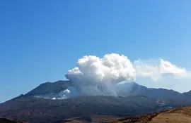 Le mont Aso sur l'île de Kyushu, est le plus vaste des volcans du Japon, mais aussi un des plus actifs.