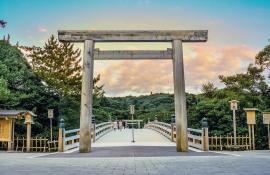 El gran santuario de Ise, rodeado de naturaleza, es el primer santuario de la religión sintoísta en Japón