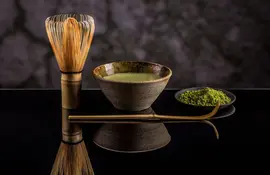 Japanischer traditioneller Matcha-Tee, der während einer Teezeremonie serviert wird