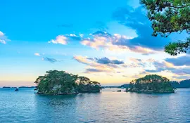 Matsushima Bay in der Abenddämmerung. Eine der drei Ansichten Japan