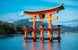 Dieses berühmte zinnoberrote Torii-Tor befindet sich am Eingang zur Insel Miyajima vor der Küste von Hiroshima 