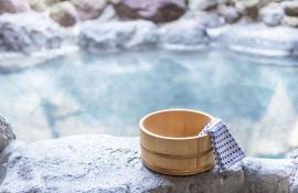 Source chaude japonaise "onsen", bain à ciel ouvert