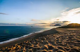 Lever du soleil dans les dunes de sable de Tottori, un petit désert unique au Japon