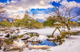 El jardín Kenroku-en en Kanazawa, uno de los tres más bellos de Japón, especialmente en invierno