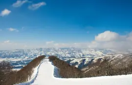 Pista da sci nella località sciistica di Nozawa Onsen, nelle Alpi giapponesi